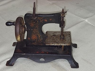 antique German child's hand crank sewing machine works! 
what a great peice working crank 