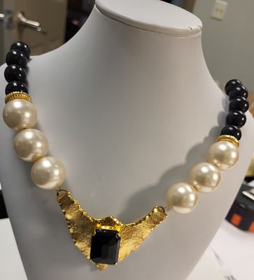 vtg black beads & faux pearls necklace 22". nice and ready to wear see pics