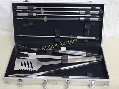 BBQ grilling set in carrying case. see pics from estate