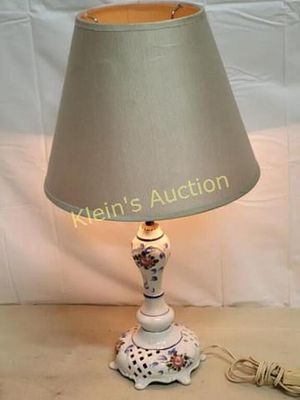 Capidimonte Italy Campagnolo arteluce vtg lamp. 19" tall w/ shade 14" without shade in very good 