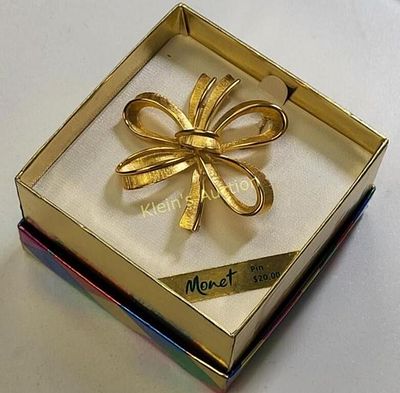 monet vintage bow brooch /pin mint in orig box too! they don't get any nicer from estate looks 