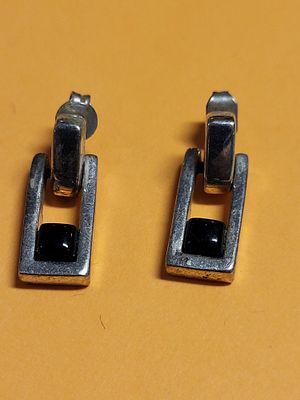 Napier onyx pierced Earrings . signed napier appx 1" long see pics looks like onyx stones?