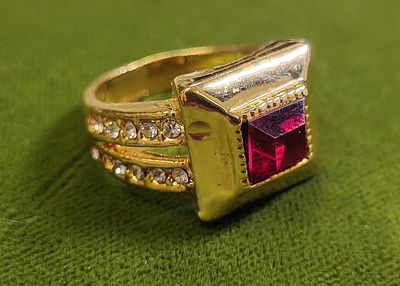 gold tone ruby & rhinestone ring estate sz 6 1/2". from estate unmarked very pretty seepics