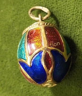 18K yellow gold egg pendant w/ enameling Russian?. 8.5 grams of 18K yellow gold gorgeous, reds 