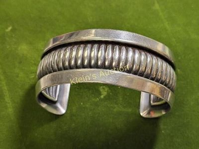 vtg sterling Navajo bracelet ribbed waterfall cuff. signed inside sterling and makers mark 37.3 