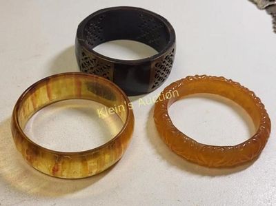 vintage bangle bracelet lot of 3 horn bangle too. 2 look like Bakelite? 1 looks carved horn and 