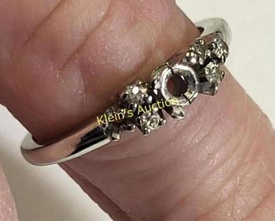 18K white gold diamond ring sz 7.5. estate ring 18K white gold 3.1 grams missing 2 diamonds has 