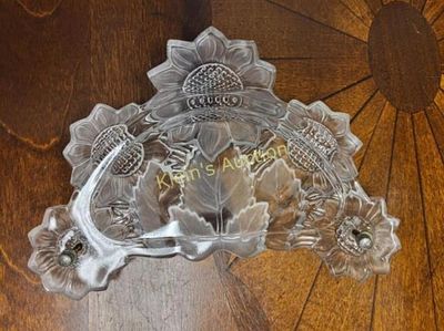 vintage sunflower dresser tray pull handle. beautiful has original hardware see in pics, no 