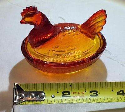 Hen on Nest glass vintage amberina glows under UV. beautiful color no damage noted 3" tall 3 