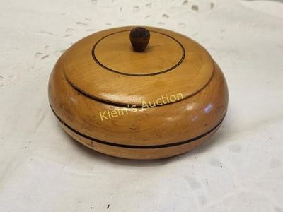 hand made maple humidor or trinket vintage box. all hand turned 5" wide with the lid also see pics