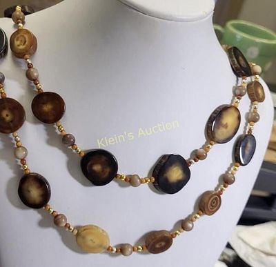 polished horn vintage 50" necklace mcm nice. polished horn and agate rounds 50" long can be worn 