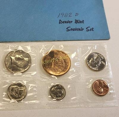 1982D us Coin souvenir mint set. mint in sealed pkg see pics