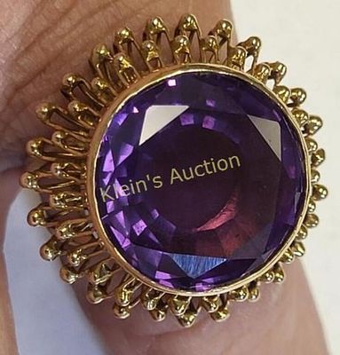 Victorian 14K yellow gold & amethyst cocktail ring. 14K yellow gold & bold amethyst cocktail 