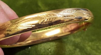 14K yellow gold hinged bracelet bangle vintage. super clean with nice elegant engravings 2 3/8" 