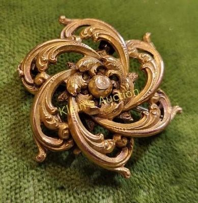 14K yellow gold antique leaf brooch /pendant. tested 14K yellow gold can be a brooch or a 