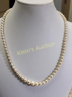 pearl necklace w/silver clasp 17". gorgeous vintage estate pearls graduating 3.5 mm to 6.5mm 