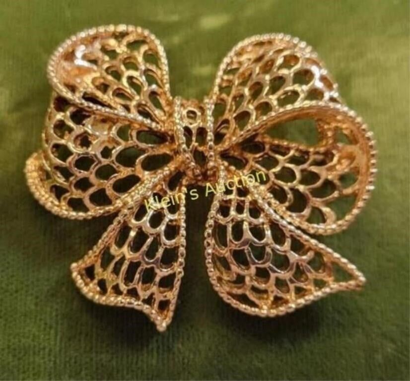 Napier vintage gold tone bow brooch. 2" wide and very pretty signed on back seepics