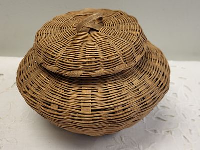 lucy-george style woven basket w/lid. in very good shape 5 1/2" tall w/ lid and 7" widest point 