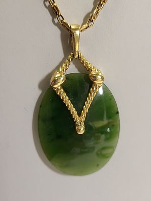 14K yellow gold necklace w/14K pendant w/jade. stunning 14K yellow gold 16" mariner link chain 