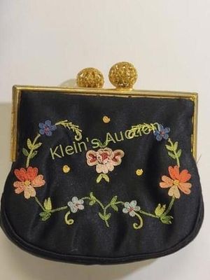 1950's embroidery double kiss latch change purse. super clean has label but can not make it out 
