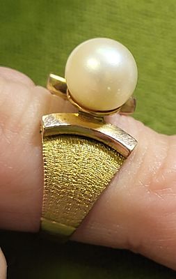 mid century 14K yellow gold & pearl cocktail ring. 14K yellow gold band polished and Florentine 