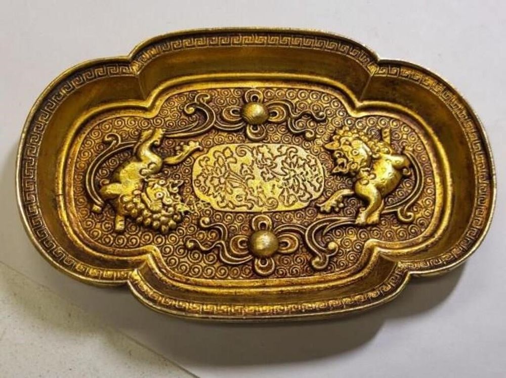 Lot 5414 – 4.6″ bronze 24K gold gilt lion fu dog statue tray
