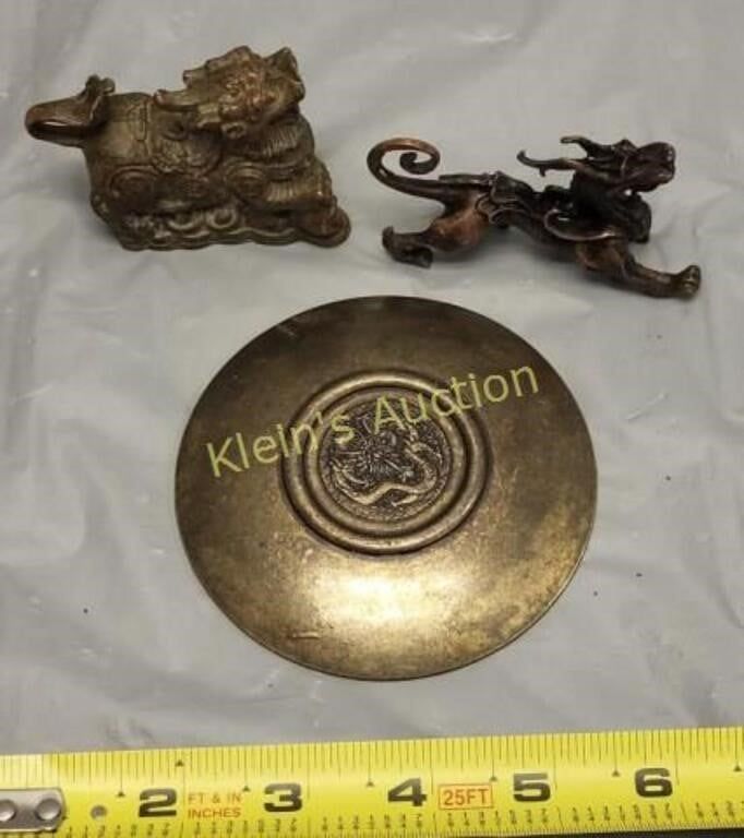 Lot 5415 – Asian piece lot of 3 dragon dish, dragon foo dog,