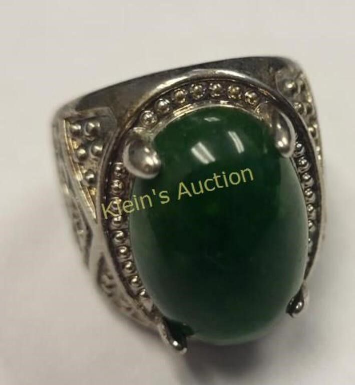 Lot 5452 – cabochon jade ? or nephrite stone Vtg Ring