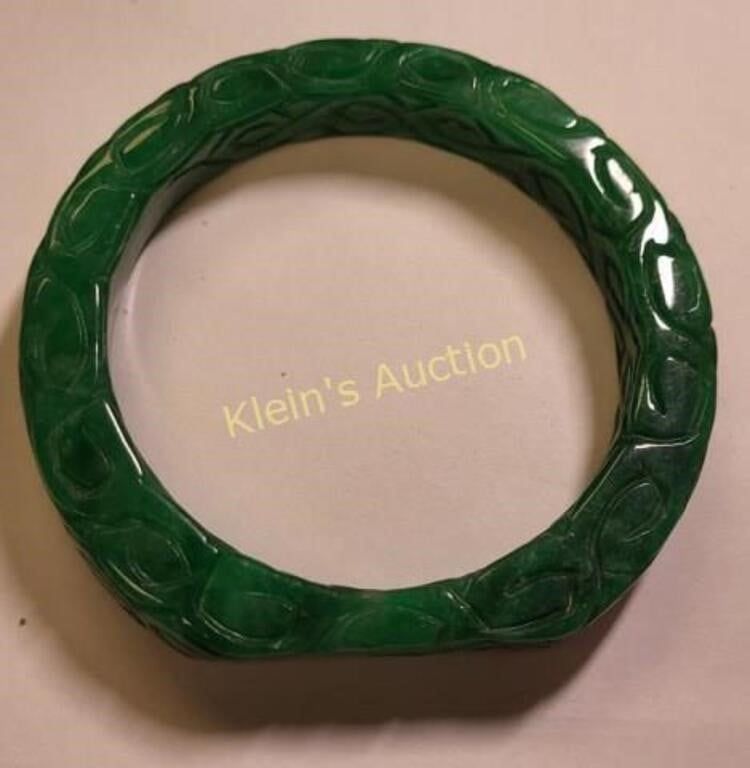 Lot 5445 – vtg green jade bracelet icy green Burma?