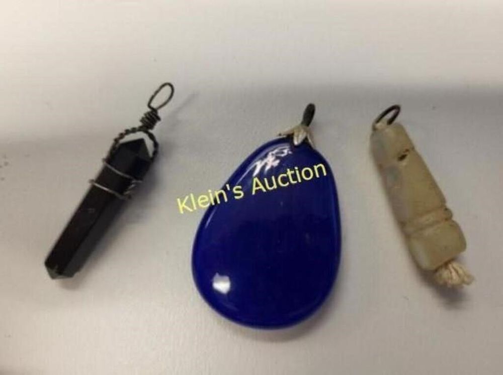Lot 5511 – dyed agate, mop, obsidian pendants  lot of 3