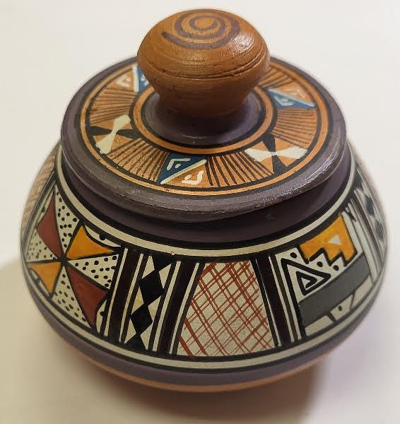 Lot 6121 – Peruvian pottery trinket ring jar Ruiz Coro
