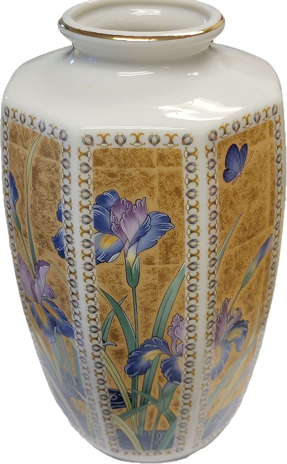 Lot 6125 – vtg Japanese fine porcelain vase golden mist
