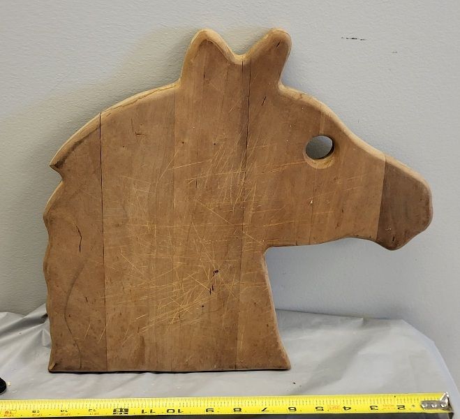 Lot 6301 – rare horse shape cutting board /cheese board