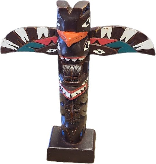 Lot 6330 – vtg Alaska hand carved & decorated totem pole