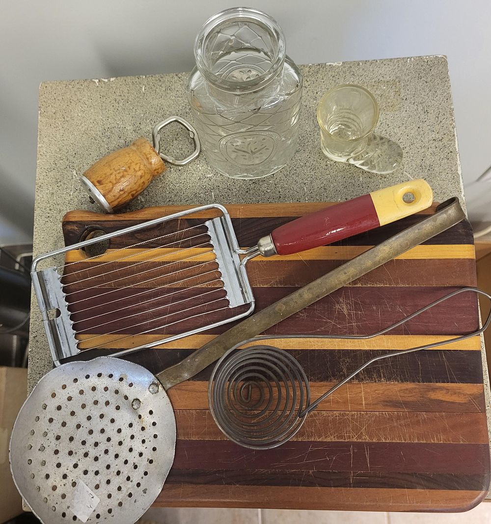 Lot 6375 – estate lot kitchen items, cutting board, and more