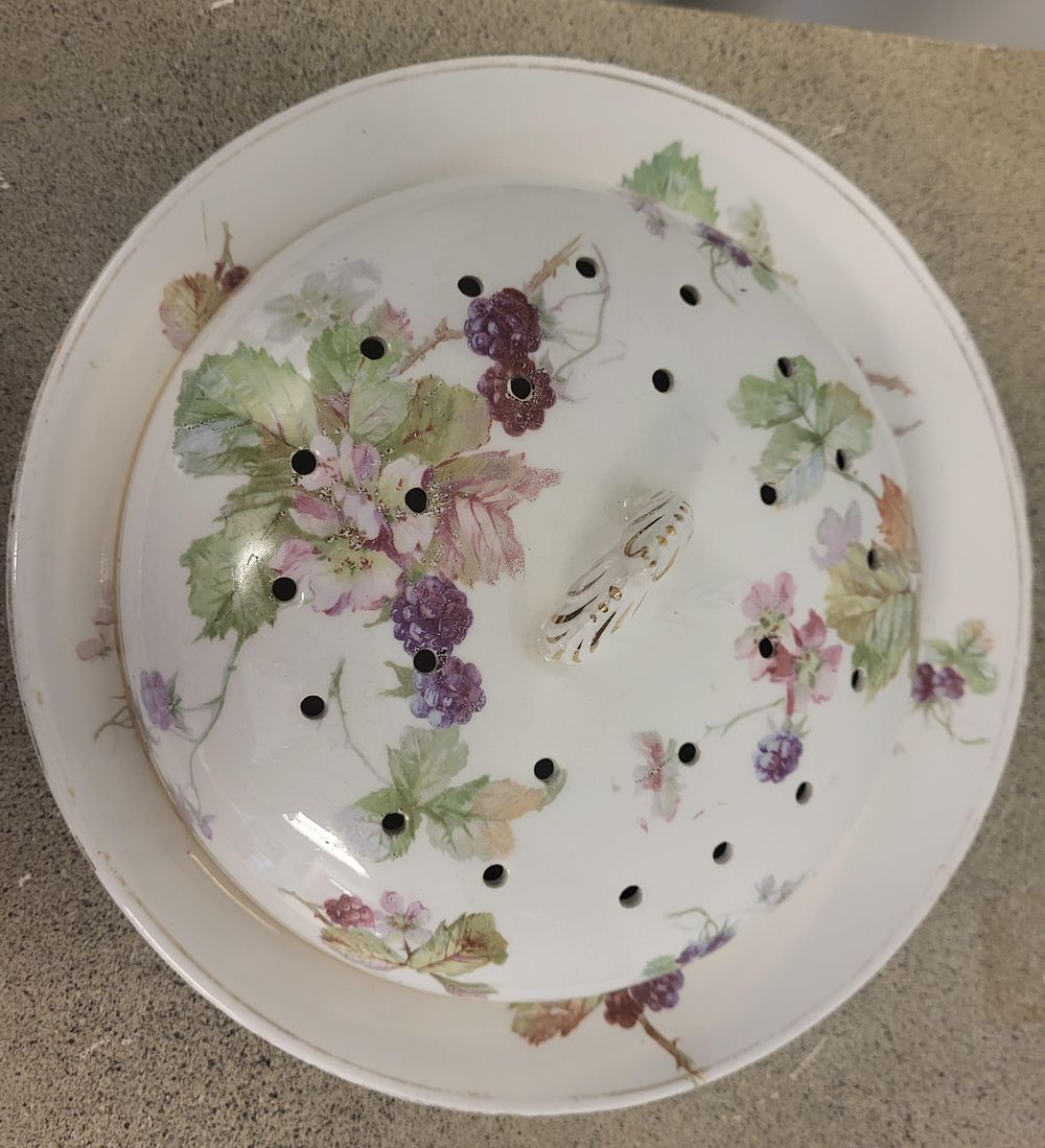 Lot 6359 – gda limoges france crepe server & vented cover