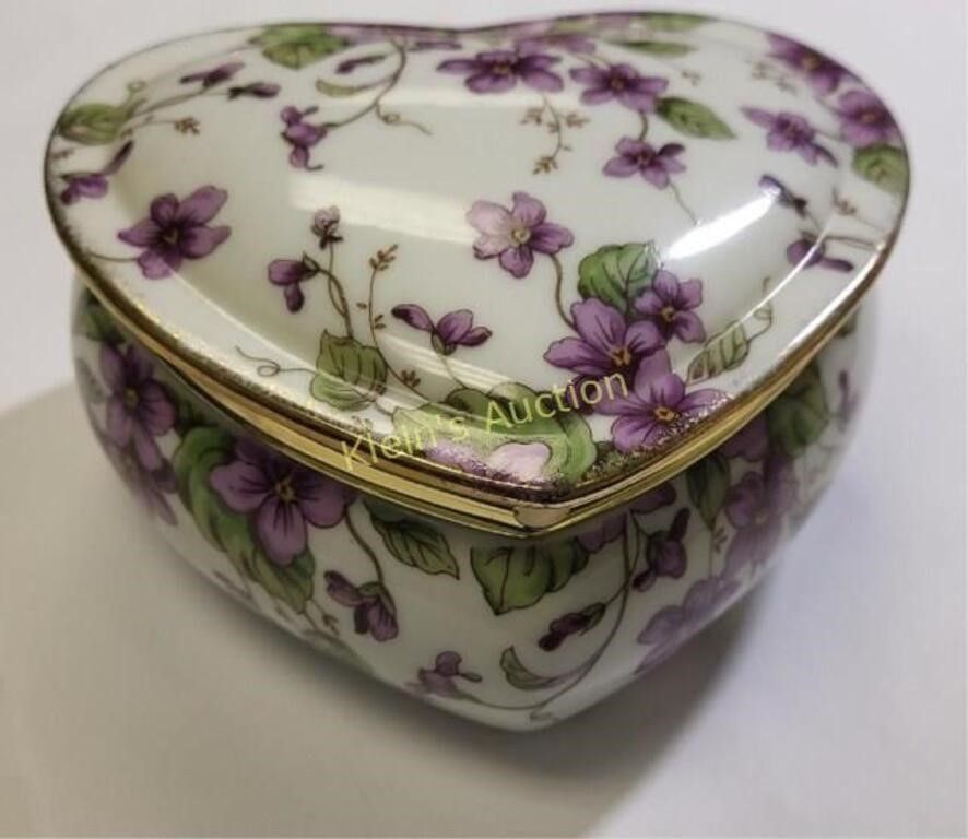 Lot 6527 – vtg lefton china 1991 heart jewelry box w/music