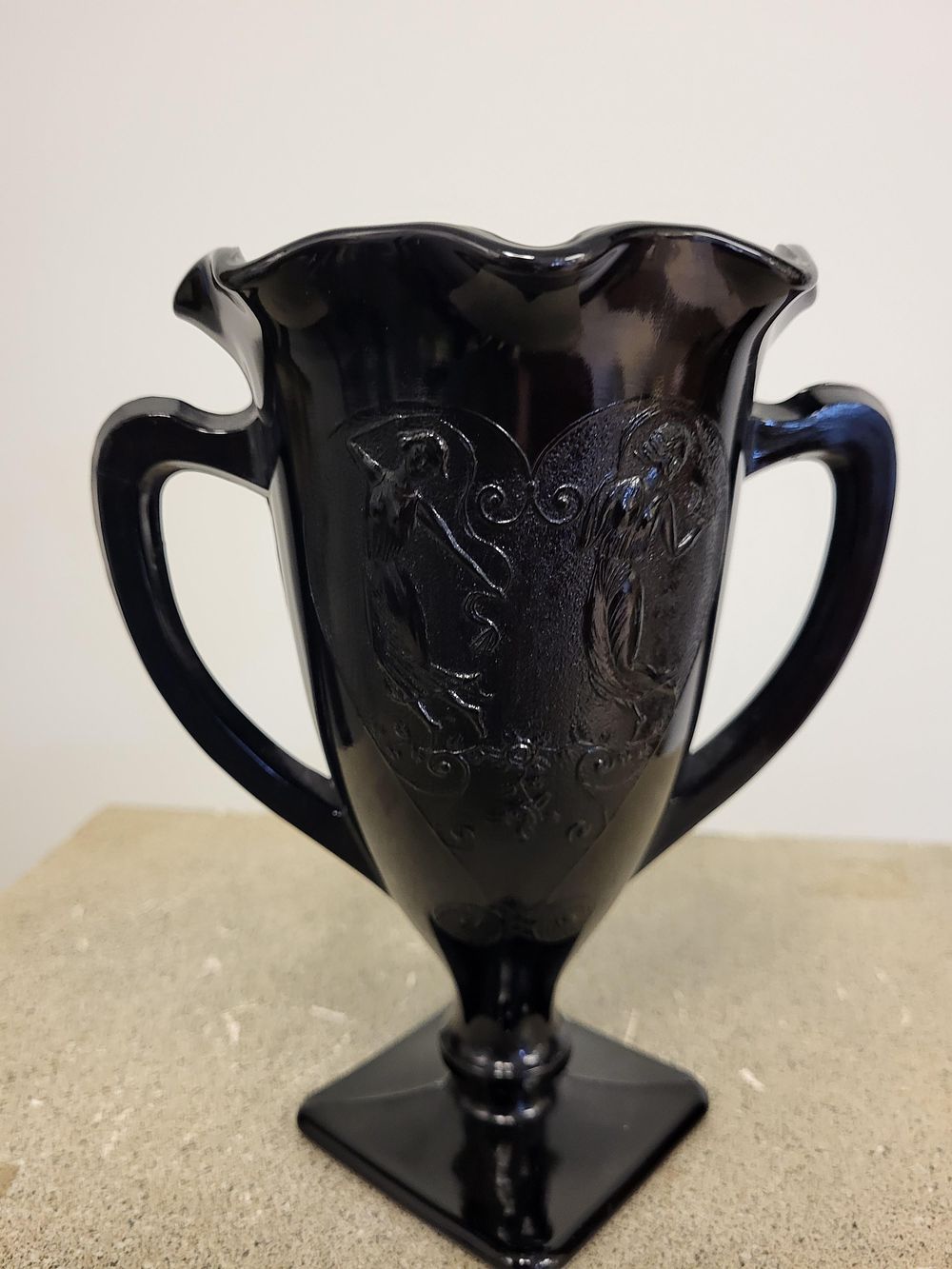 Lot 6380 – LE Smith glass co amethyst loving cup