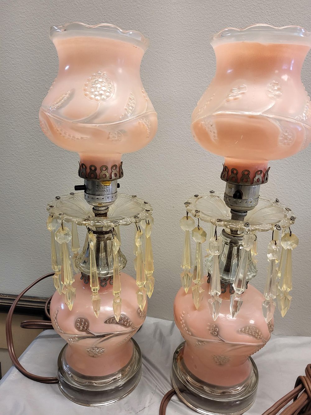 Lot 6381 – vtg pink glass boudoir hurricane lamps 2xbid