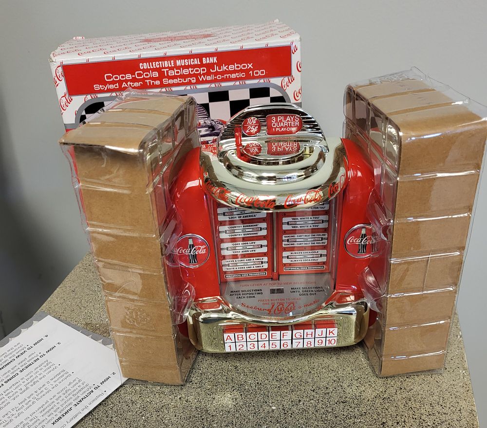 Lot 6383 – coca cola tabletop jukebox collectible musica bank