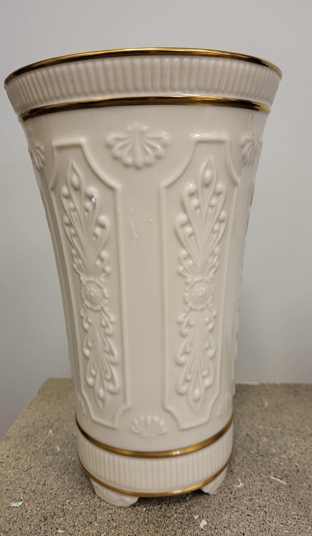 Lot 6389 – vtg Lenox Versailles footed porcelain vase w/24Kt