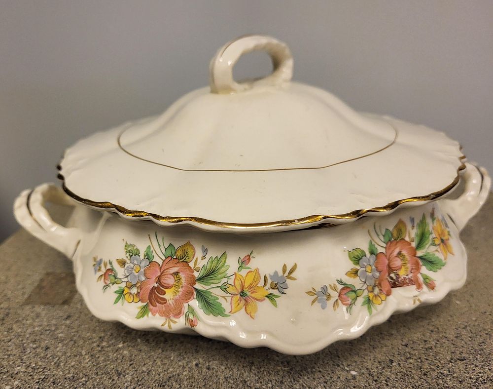 Lot 6391 – Homer Laughlin large covered serving dish