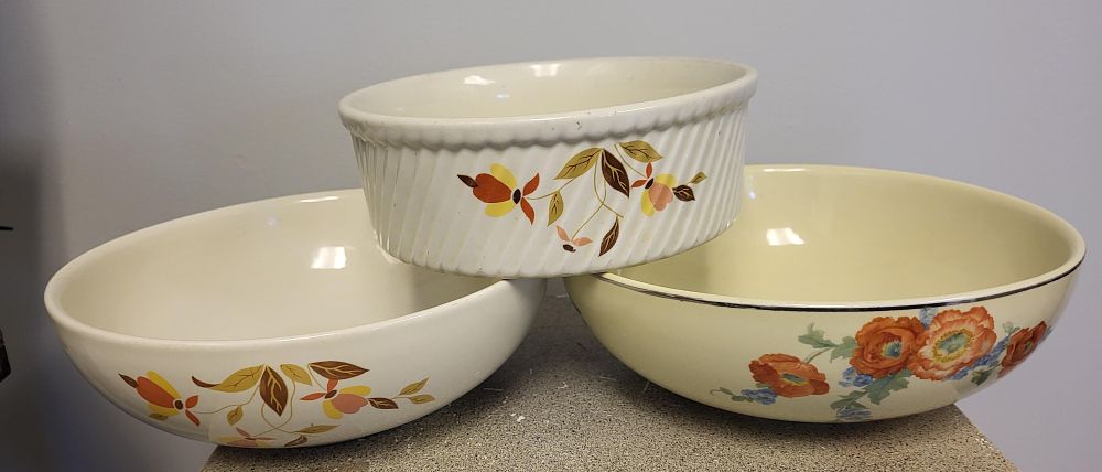 Lot 6393 – 3 Halls autumn leaf & poppy pattern bowls 3 xbid