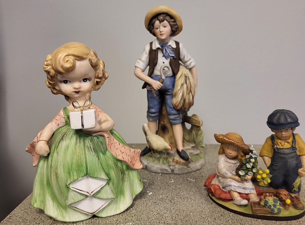 Lot 6399 – 3 figurines, dolfi by autom, sonsco japan, 3 x bid