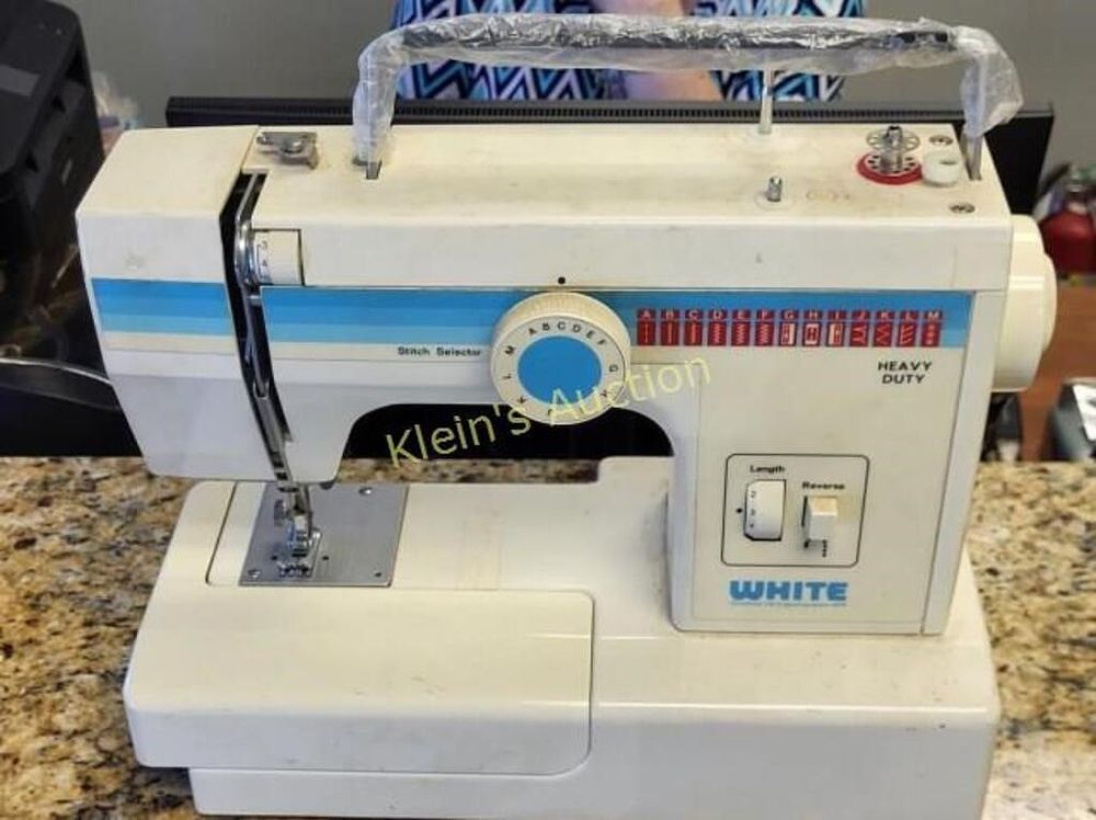 Lot 6558 – white model 1666 sewing machine works w/ accessors
