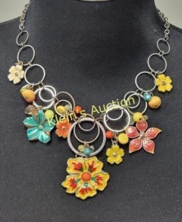 Lot 6401 – flower enameled necklace very pretty!