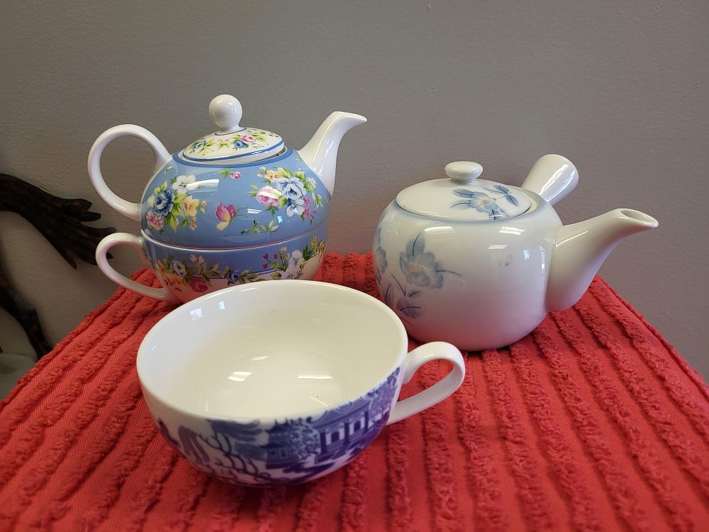 Lot 6579 – Teapots & tea cup lot of 3