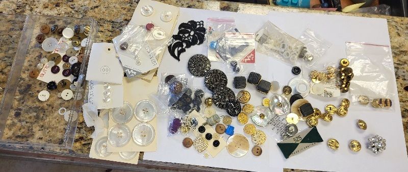 Lot 6574 – huge estate button lot large medium small rhinestone