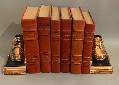 Держатели для книг и 6 книг в красных переплетах. Совершенная радость. Пастораль. Ж. Фоконнье 