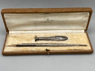 Изящный письменный набор в футляре. В набор входят:
Перо с металлическим держателем — вероятно 